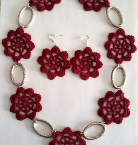 Completo collana più orecchini all'uncinetto