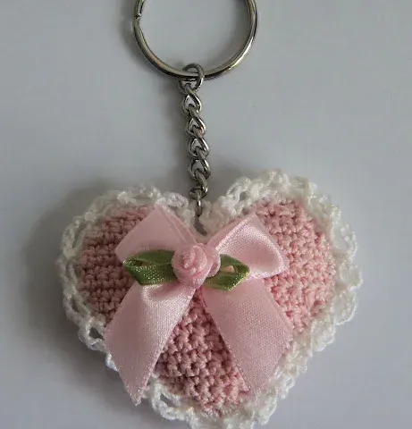 Portachiavi rosa imbottito all'uncinetto