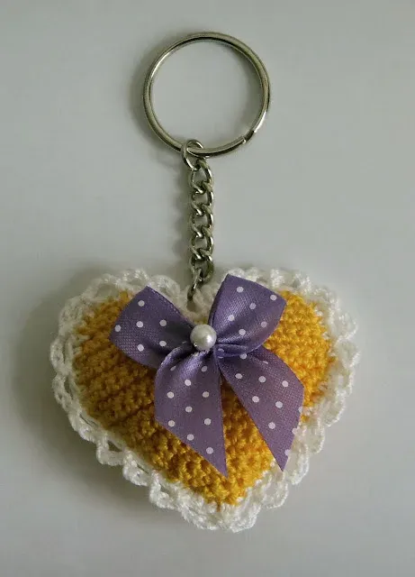 Portachiavi imbottito all'uncinetto