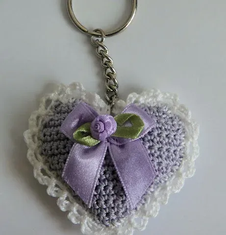 Portachiavi imbottito all'uncinetto