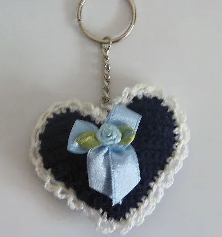 Portachiavi blu imbottito all'uncinetto