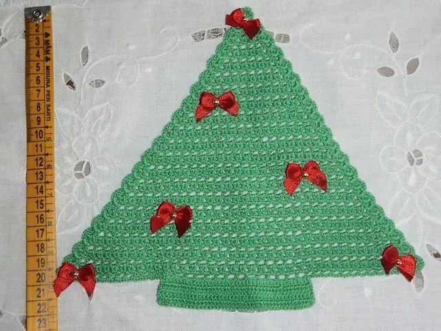 Alberello fuoriporta natalizio all'uncinetto