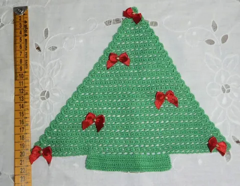 Alberello fuoriporta natalizio all'uncinetto